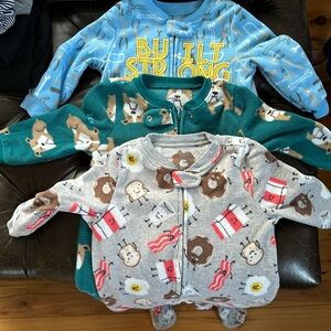 Simple joy by carters size 18m fleece footed pjs